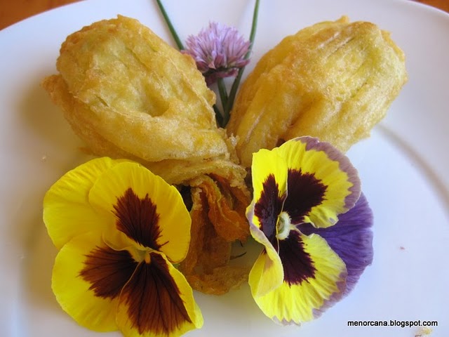 Flores de calabacín rellenas en tempura