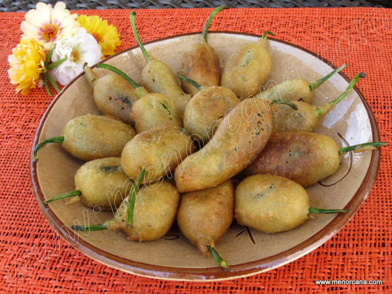 Pimientos de padrón rellenos de mousse de oca en tempura